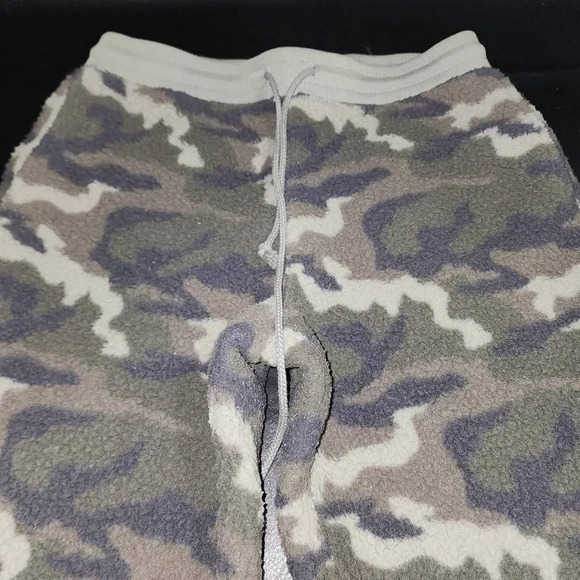 American Eagle Womens Fleece Camouflage Jogger Pants Medium - Picture 3 of 5